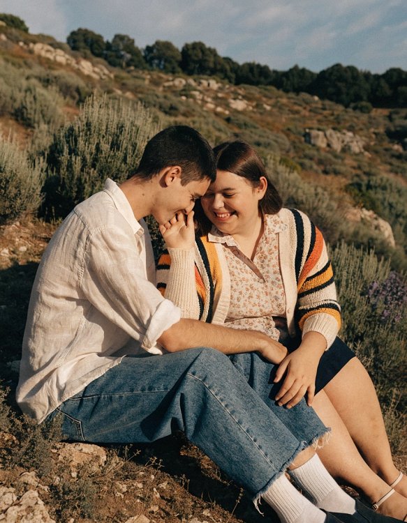 Femme blottie dans les bras d'un homme qui la serre avec douceur et sincérité, représentant le besoin d'être aimée vraiment