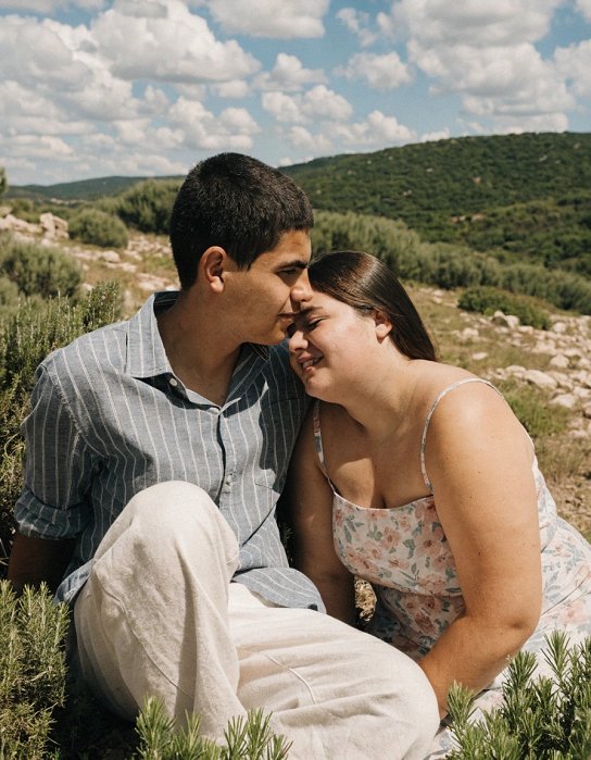 Deux amoureux qui prennent le temps de se chouchouter dans une ambiance romantique paisible