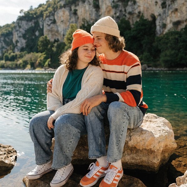 Deux amoureux profitant d'une étreinte longue et sincère face à la rivière Ardèche, symbole de douceur et de réconfort
