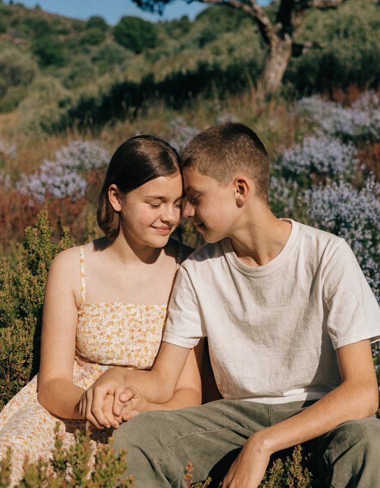 Femme romantique fleur bleue trouvant le réconfort et l'affection d'un homme sensible.