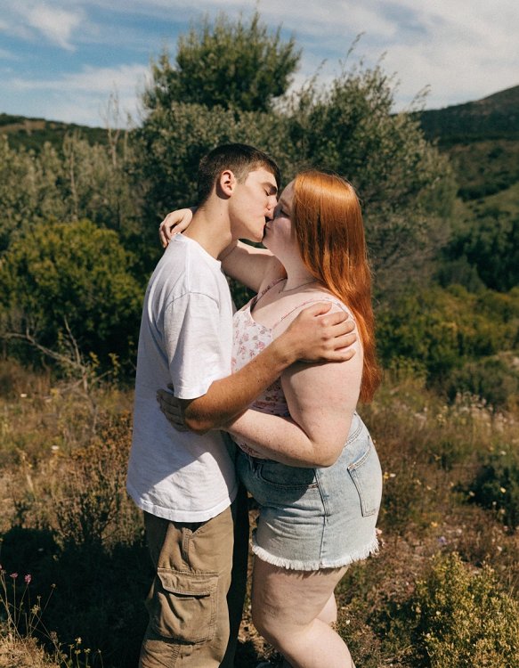 Couple amoureux se tenant dans les bras l'un de l'autre, moment de tendresse profonde et de connexion authentique