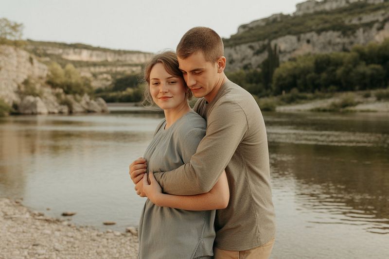 Jeune couple qui profite d’un moment calme et tendre, exactement le genre de relation douce et sans pression que tu mérites