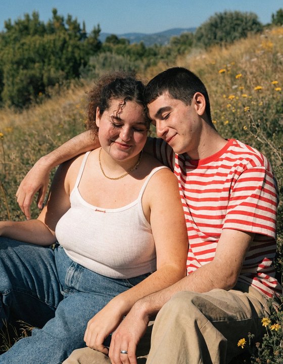Femme romantique fleur bleue trouvant le réconfort et l'affection d'un homme sensible.