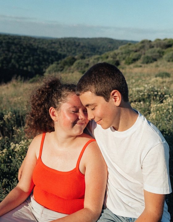 Guérir le manque d'affection et la détresse affective de la femme par des câlins bienveillants.