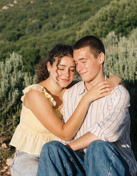 Romance d'été et relation amoureuse sensible au cœur des paysages sauvages de l'Ardèche