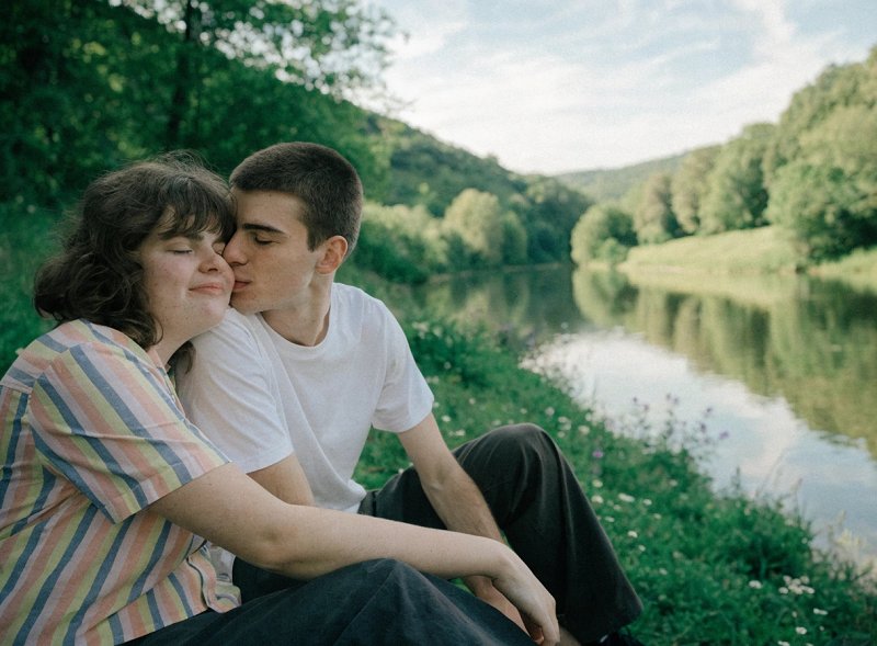 Un instant de tendresse pure et de peau à peau, où la chaleur d'une étreinte protectrice vient chasser la solitude et réparer un cœur fatigué.