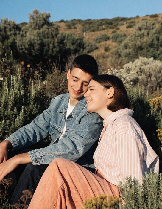 Femme romantique fleur bleue trouvant le réconfort et l'affection d'un homme sensible.