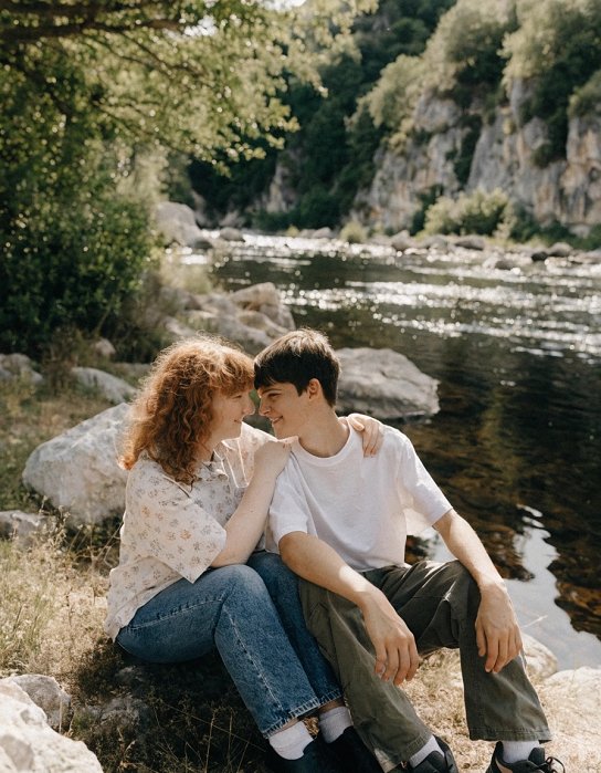 Guérir le manque d'affection et la détresse affective de la femme par des câlins bienveillants.