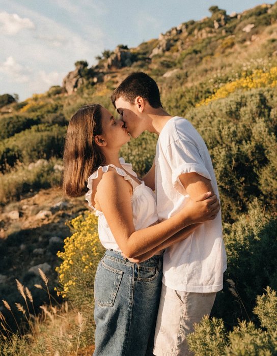 Guérir le manque d'affection et la détresse affective de la femme par des câlins bienveillants.